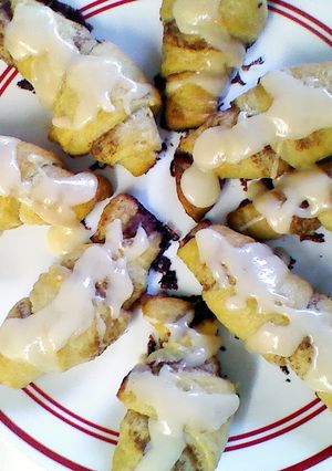 A picture of cinnamon crescent rolls.