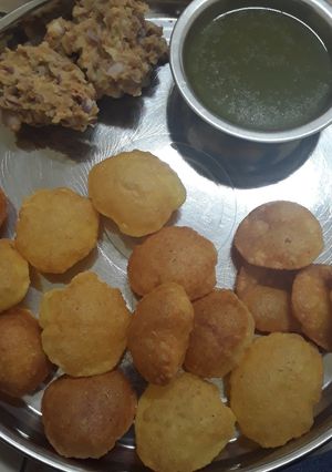 પાણી પૂરી ની પૂરી(pani puri recipe in Gujarati) રેસીપી મુખ્ય ફોટો