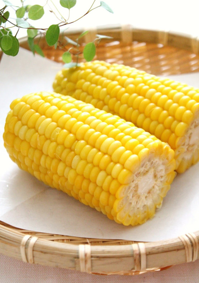 A picture of How to Boil Corn on the Cob in 6 Minutes in a Frying Pan.