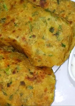 A picture of Broken wheat and fenugreek leaves paratha/ Daliya methi paratha.