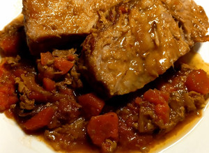 Una foto de Carne a la Cacerola al Vino 🍷Blanco