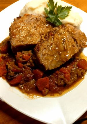 Una foto de Carne a la Cacerola al Vino 🍷Blanco