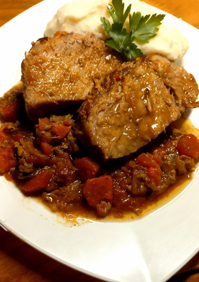 Una foto de Carne a la Cacerola al Vino 🍷Blanco