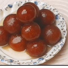Marie biscuits ke gulab jamun A picture of Marie biscuits ke gulab jamun.