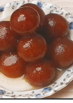 A picture of Marie biscuits ke gulab jamun.