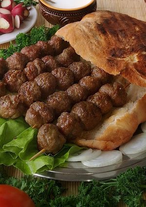 Sis kefte (roston sült birkahúsgombócok) recept fotója