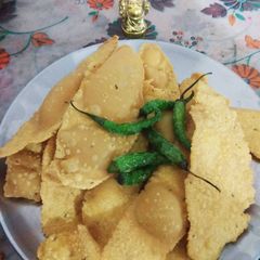 A picture of Fafda with green chilli.