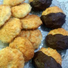 A picture of coconut cookies.
