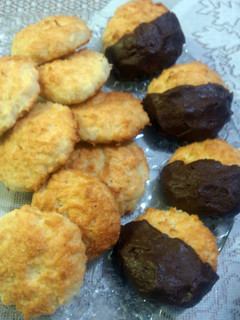 A picture of coconut cookies.