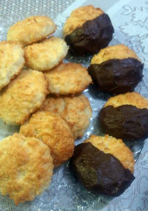 A picture of coconut cookies.