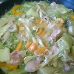 A picture of Chicken leek and mushroom in creamy sauce..