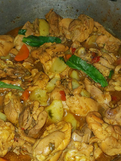 Una foto de Fricassé de pollo🍗con vino seco o cerveza opcional