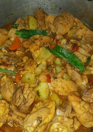 Una foto de Fricassé de pollo🍗con vino seco o cerveza opcional