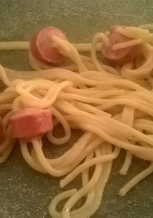 Una foto de Fideos con salchichas