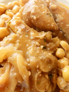 Una foto de Pies de cerdo con garbanzos