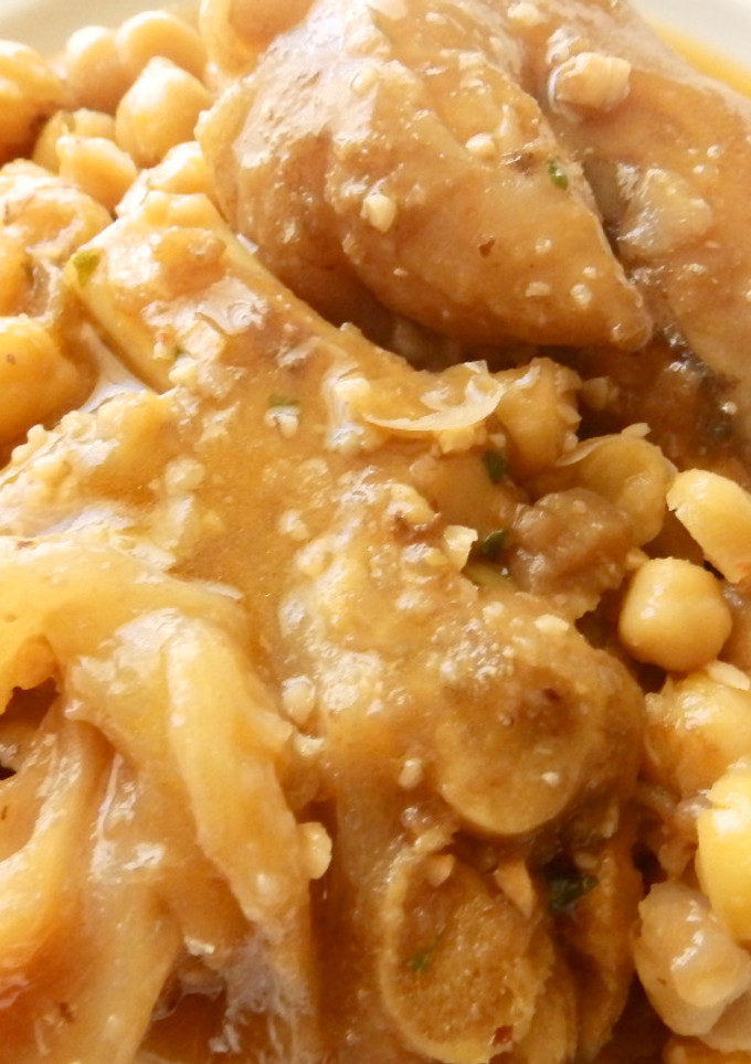 Una foto de Pies de cerdo con garbanzos