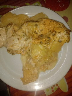 Una foto de Pechuga de pollo con varios quesos en la olla gm g