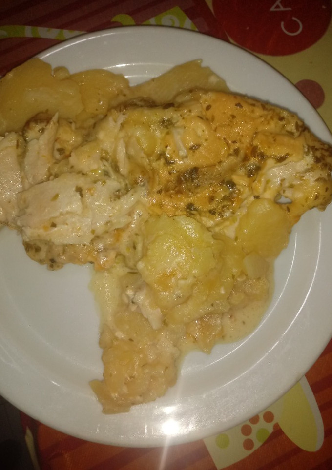 Una foto de Pechuga de pollo con varios quesos en la olla gm g