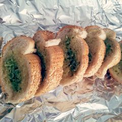 A picture of L's Easy Garlic Bread.