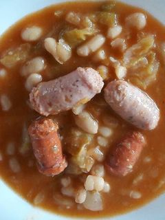 Una foto de Alubias con repollo y salchicha