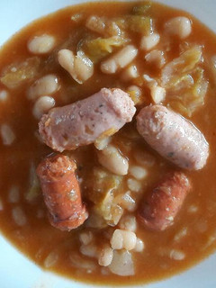 Una foto de Alubias con repollo y salchicha