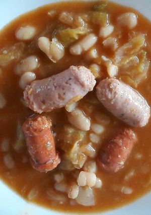 Una foto de Alubias con repollo y salchicha