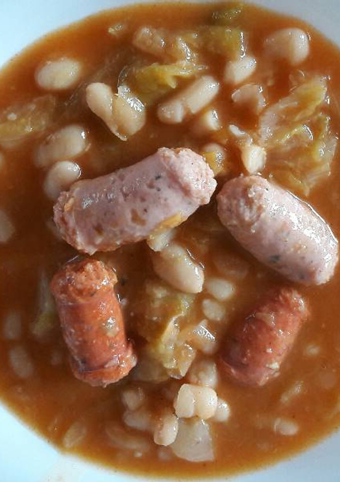 Una foto de Alubias con repollo y salchicha