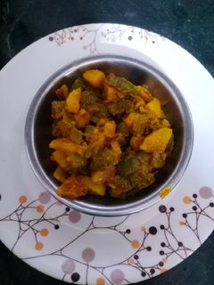 आलू शिमला मिर्च(ALOO SHIMLA MIRCH RECIPE IN HINDI) रेसिपी मुख्य फोटो