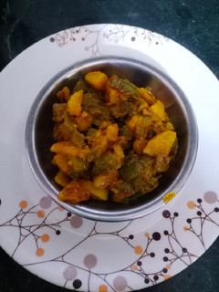 आलू शिमला मिर्च(ALOO SHIMLA MIRCH RECIPE IN HINDI) रेसिपी मुख्य फोटो