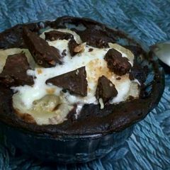 A picture of Wheat flour brownie in bowl with blended fruits.
