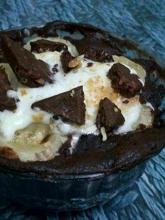 A picture of Wheat flour brownie in bowl with blended fruits.