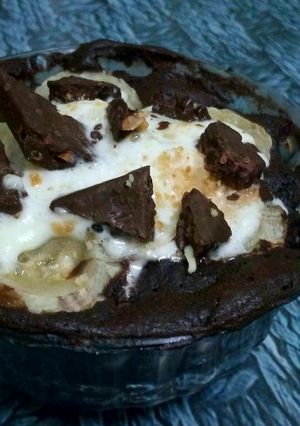 A picture of Wheat flour brownie in bowl with blended fruits.