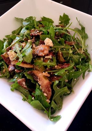 Foto principal de Ensalada templada de rúcula con verduras salteados jamón y feta