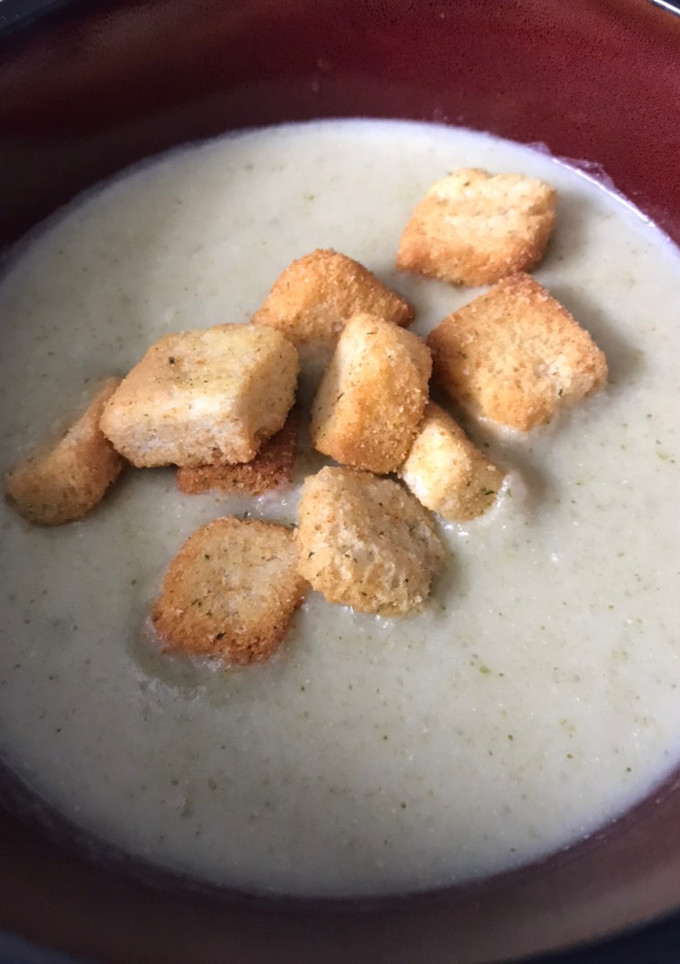 Una foto de Crema de coliflor y brócoli