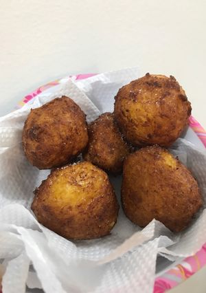 Una foto de Bolitas de plátano maduro, rellenas de queso