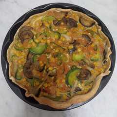 Una foto de Tarta de verduras acompañado con pechuga a la plancha