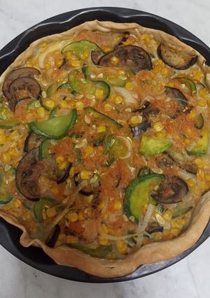Una foto de Tarta de verduras acompañado con pechuga a la plancha