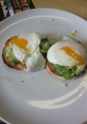 A picture of Poached eggs and avocado on muffins.