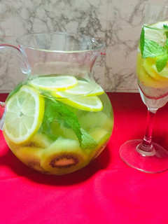 Una foto de Agua Aromatizada con kiwi, Menta, Limón, Jengibre