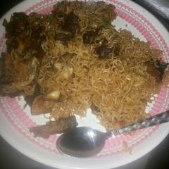 A picture of Stir fried noodles and beef.