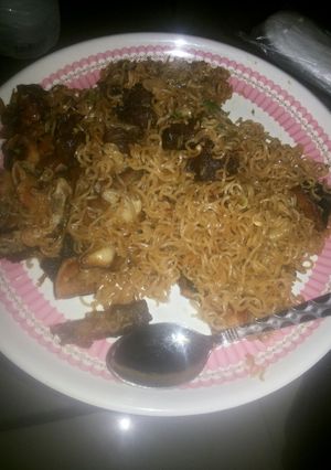 A picture of Stir fried noodles and beef.