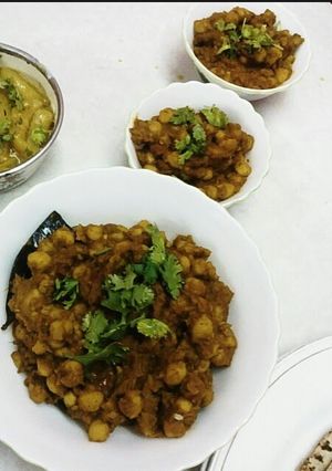 A picture of Pindi Chole (white Chick Pea or Garbanzo Beans).