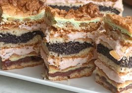 Пляцок "Вишиванка" з маком, вишнями і родзинками