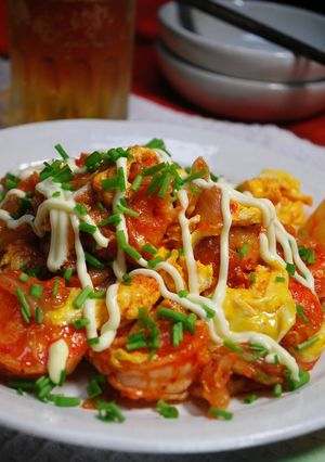 A picture of Crispy Fried Shrimp with Egg Kimchi.