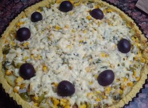 Una foto de Tarta de Choclo, Queso y Verdeo en masa con Polenta