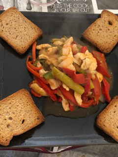 Una foto de Wok de verduras y tiras de pechugas de pollo
