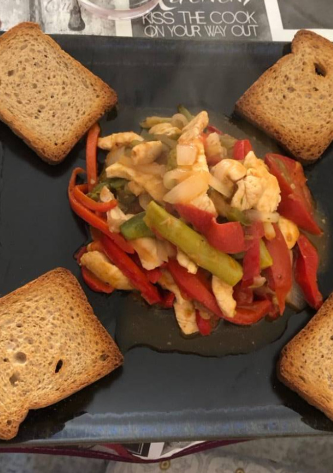 Una foto de Wok de verduras y tiras de pechugas de pollo