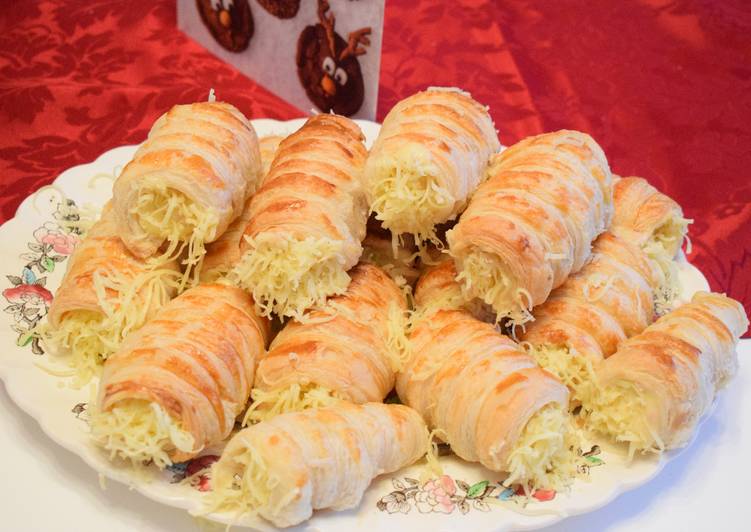 Ham &amp; cheese rolls in puff pastry