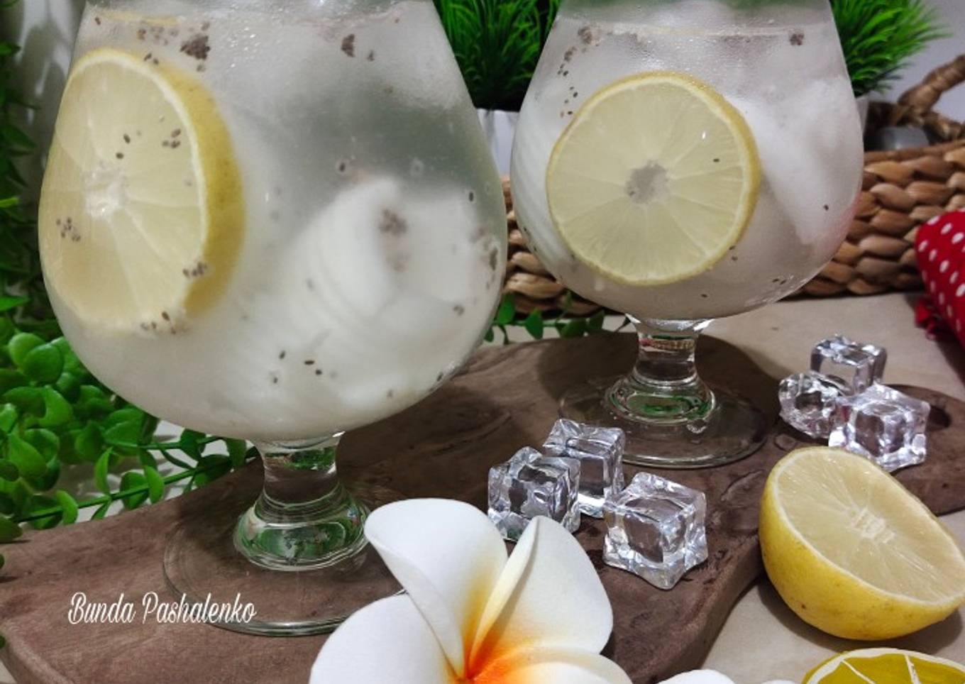 Es Kelapa Muda Chia Seed Lemon