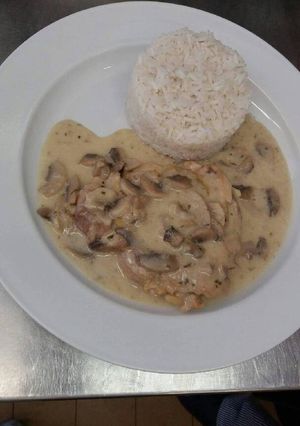 Sertés szelet tejszínes gomba mártásba, párolt pergős rizzsel recept fotója